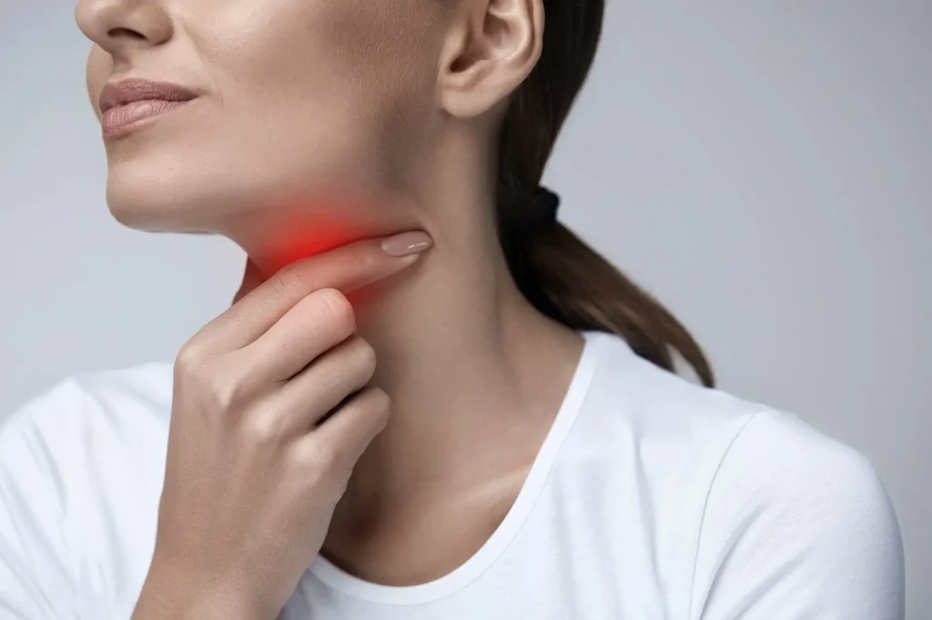 what-causes-a-tickle-in-your-throat-18-causes-16-solutions